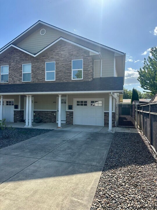 404-406 SE Denver St in Albany, OR - Building Photo