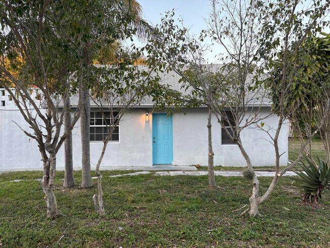 1971 Smith Dr in North Palm Beach, FL - Building Photo - Building Photo