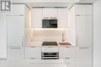 1 Fairview Rd E in Mississauga, ON - Building Photo - Building Photo