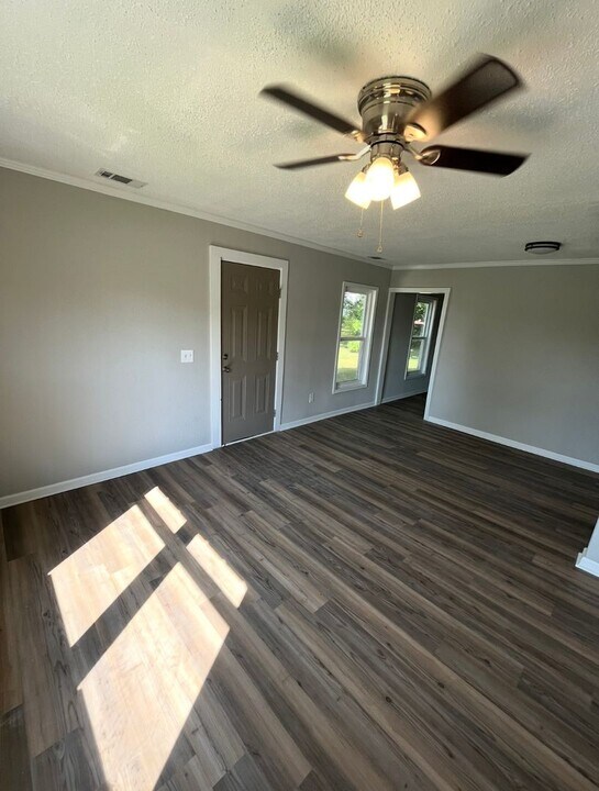 47 N Walnut St in Hazlehurst, GA - Foto de edificio