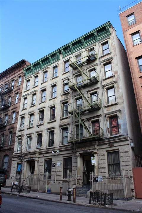 9 W 103rd St in New York, NY - Building Photo