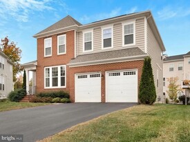 24887 Coventry Grove Ct in Chantilly, VA - Building Photo