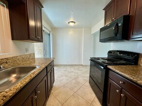 3111 Byron St in San Diego, CA - Building Photo - Building Photo