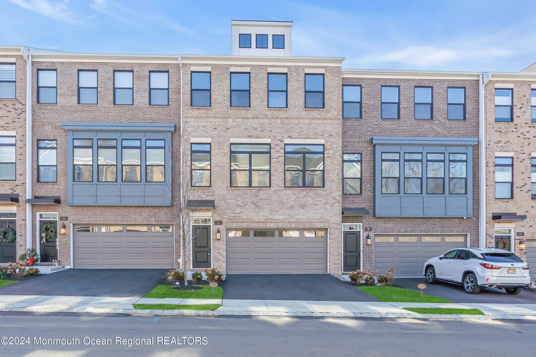 6 Augustus Dr in Middletown, NJ - Building Photo