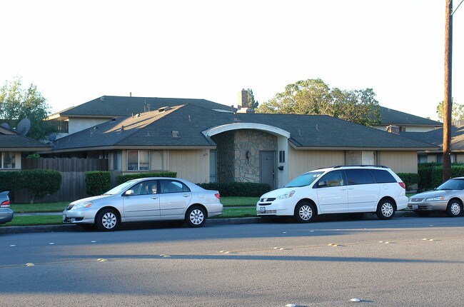 1676 W Orangewood Ave in Anaheim, CA - Building Photo - Building Photo