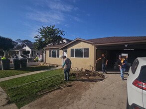 11647 Pope Ave in Lynwood, CA - Foto de edificio - Building Photo