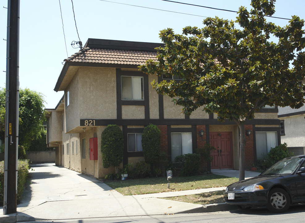 821 N Monterey St in Alhambra, CA - Foto de edificio