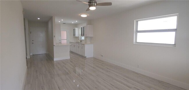 1480 E Sample Rd in Pompano Beach, FL - Building Photo - Building Photo