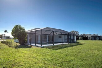 7379 Snow Dr in Englewood, FL - Foto de edificio - Building Photo