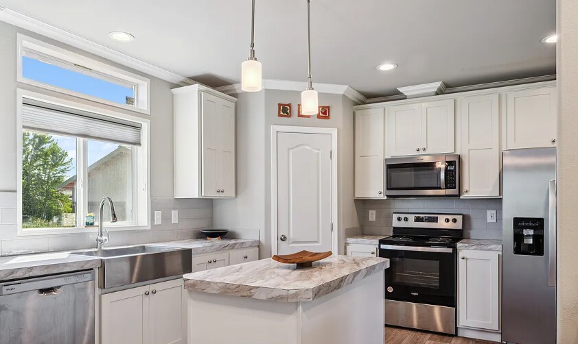 1682 Markham Rd in Hood River, OR - Building Photo