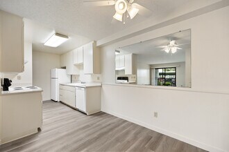 RB Racquet Club Apartments in San Diego, CA - Building Photo - Building Photo