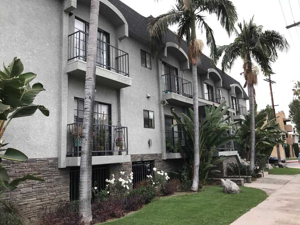 6202 Fulton Ave in Los Angeles, CA - Building Photo