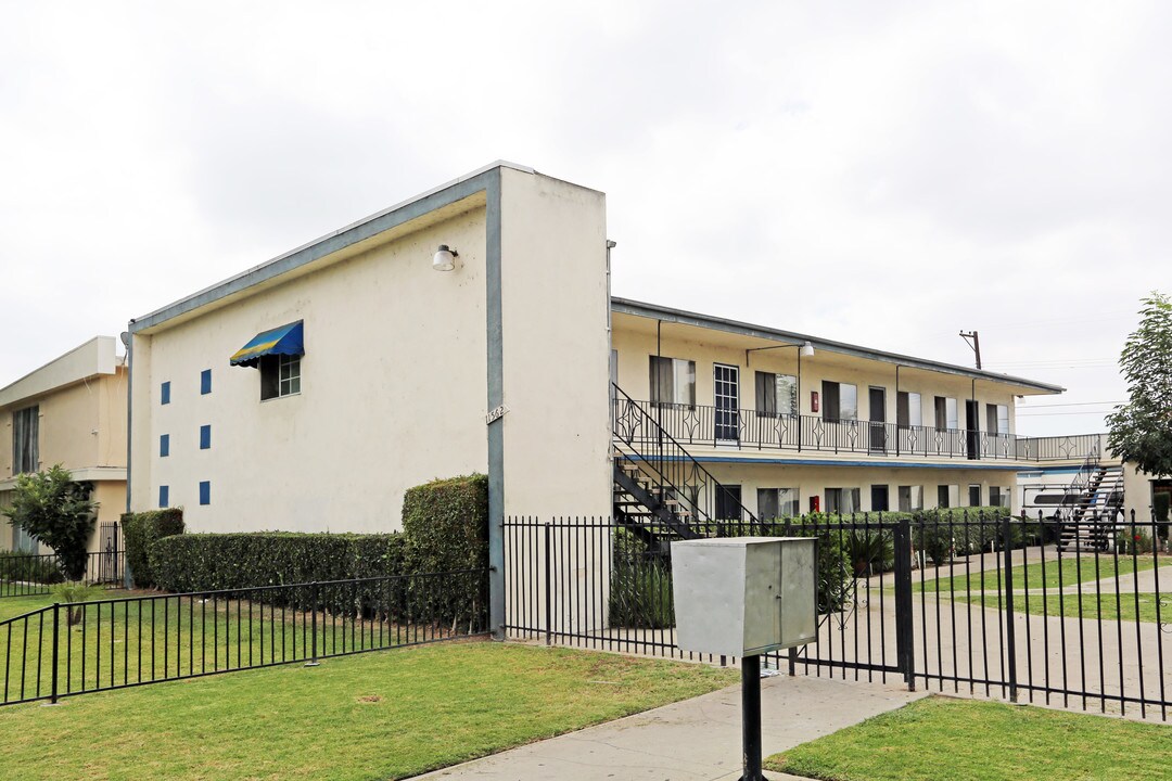 11562 Stuart Dr in Garden Grove, CA - Foto de edificio