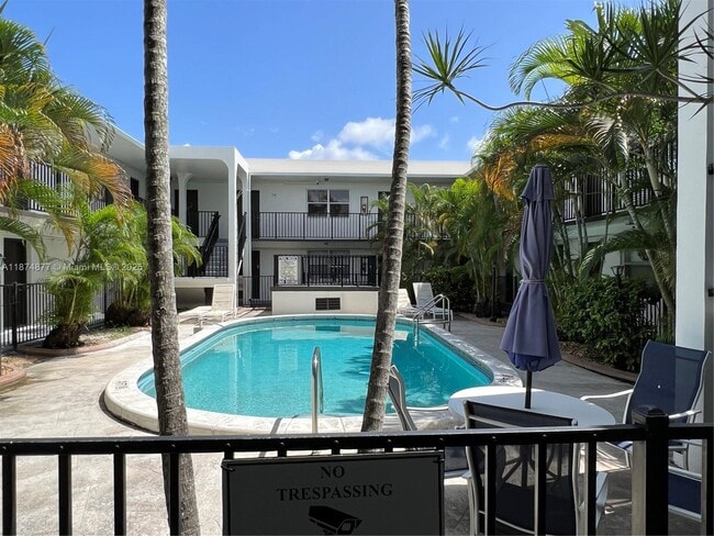 465 S Royal Poinciana Blvd, Unit 1B in Miami Springs, FL - Foto de edificio - Building Photo
