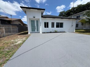 3039 NW 51st Terrace in Miami, FL - Building Photo - Building Photo