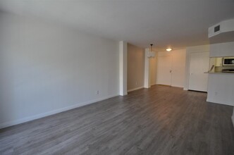 11030 Hartsook St, Unit 119 in Los Angeles, CA - Building Photo - Building Photo