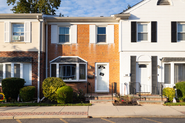 East Meadow Townhouses in East Meadow, NY - Building Photo - Building Photo