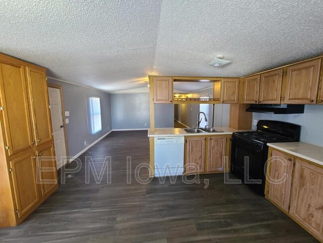 700 W Ridgeway Ave in Cedar Falls, IA - Building Photo - Building Photo