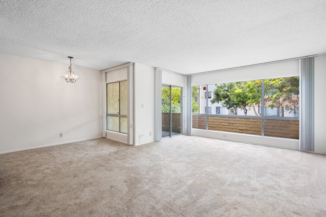 5600 Kensington Way in Culver City, CA - Building Photo