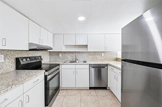 311 Gulfstream Rd in Dania Beach, FL - Building Photo - Building Photo