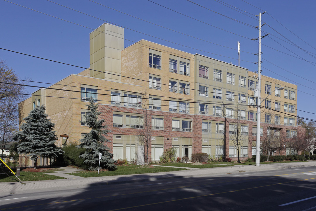 Lakeside Court in Mississauga, ON - Building Photo