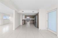 259 Washington Ave, Unit 1039 in Miami Beach, FL - Building Photo - Building Photo