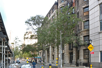 346 W 71st St in New York, NY - Building Photo - Building Photo