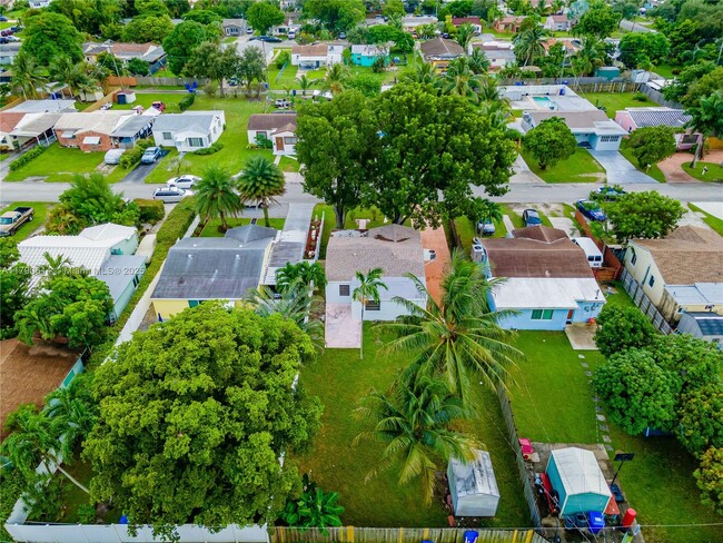 2531 Sherman St in Hollywood, FL - Foto de edificio - Building Photo