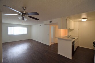 11030 Hartsook St, Unit 123 in Los Angeles, CA - Building Photo - Building Photo