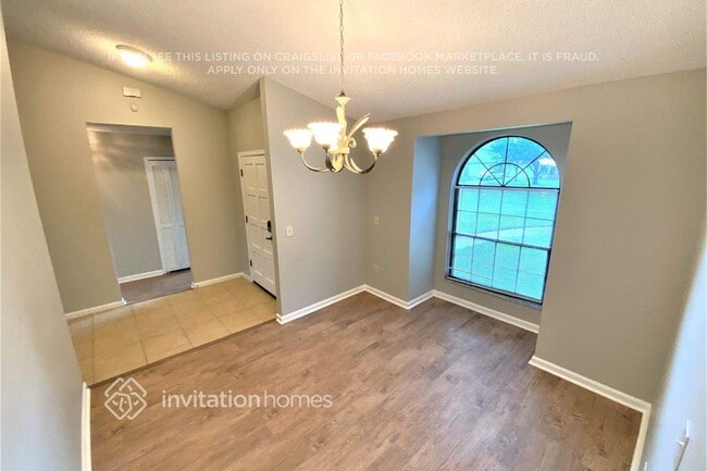 8270 Hamden Cir E in Jacksonville, FL - Foto de edificio - Building Photo