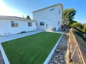 5245 E Falls View Dr in San Diego, CA - Building Photo
