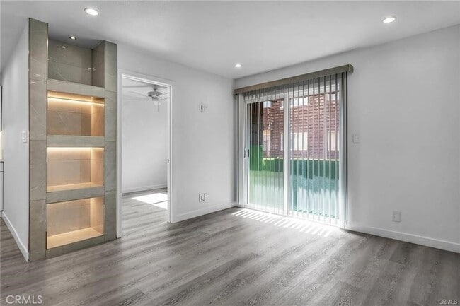 5414 Newcastle Ave, Unit 10 in Los Angeles, CA - Foto de edificio - Building Photo