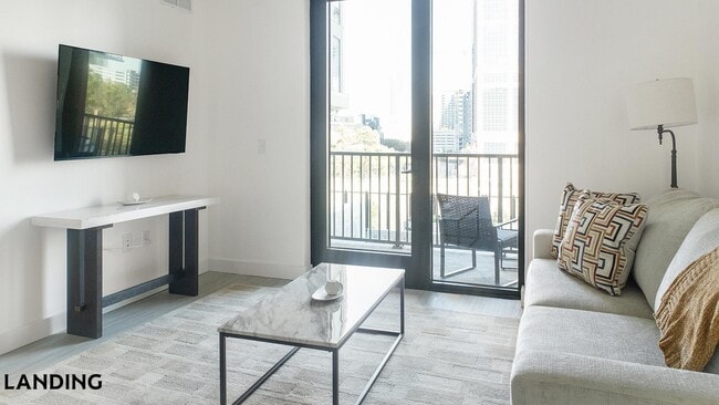 1007 S Mint St, Unit 715 in Charlotte, NC - Foto de edificio - Building Photo