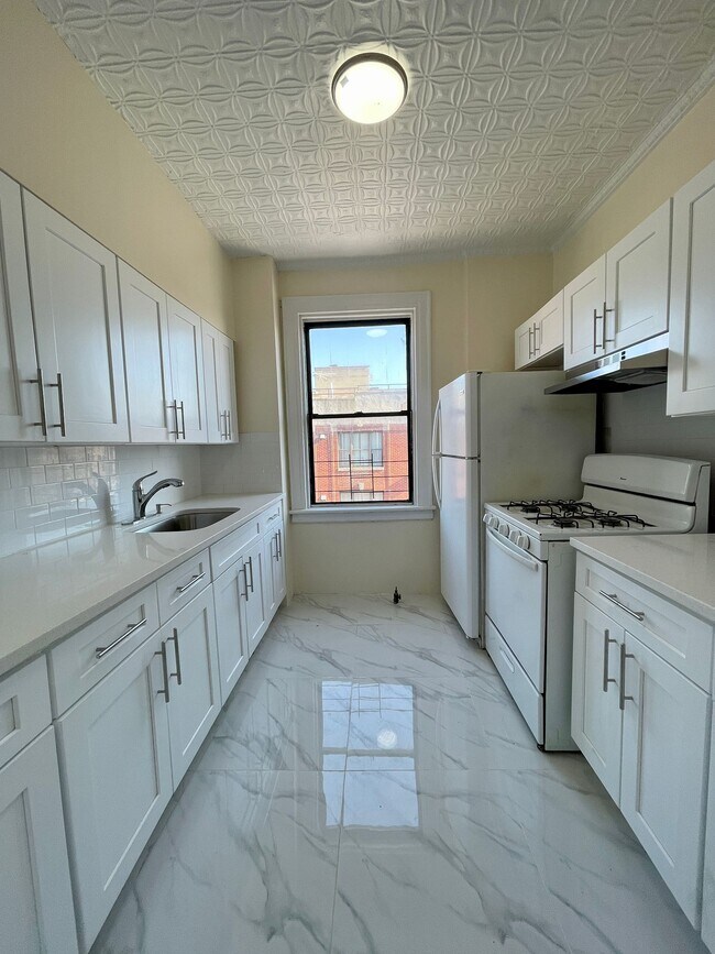 10519 37th Ave, Unit 3 in Corona, NY - Foto de edificio - Building Photo
