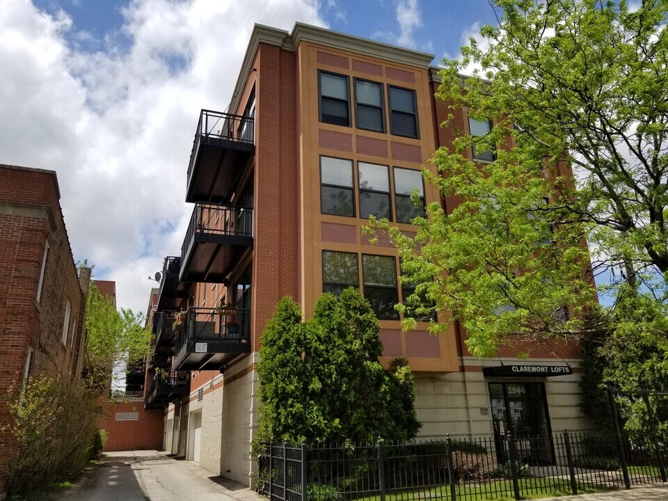 3944 N Claremont Ave in Chicago, IL - Building Photo