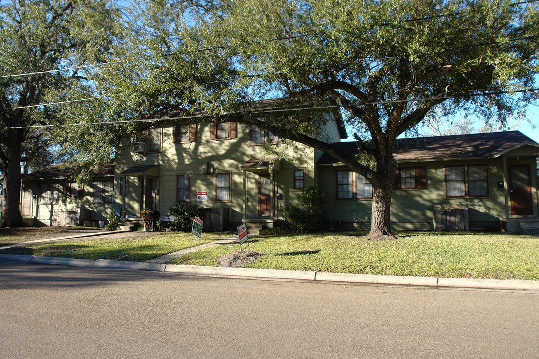 1108 Loma Vista St in Victoria, TX - Foto de edificio