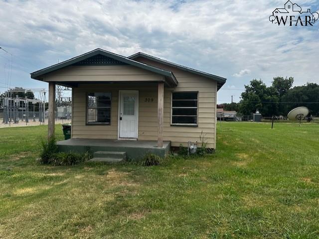 309 E Magnolia Ave in Iowa Park, TX - Building Photo