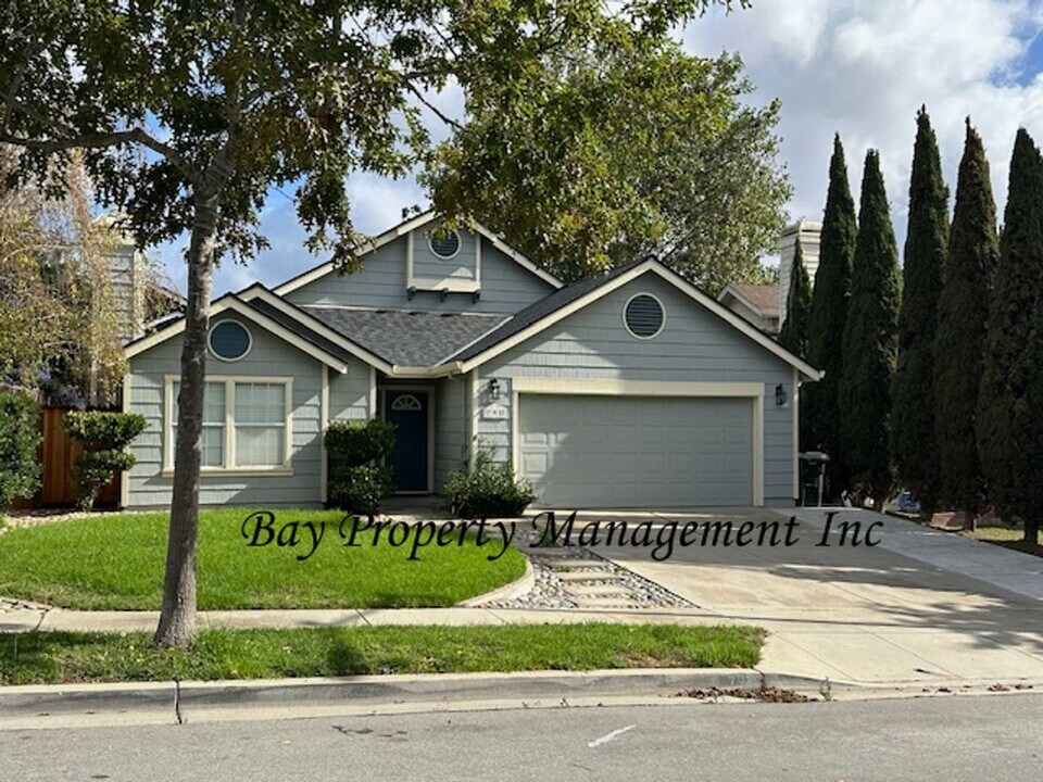 795 Portsmouth Way in Salinas, CA - Building Photo