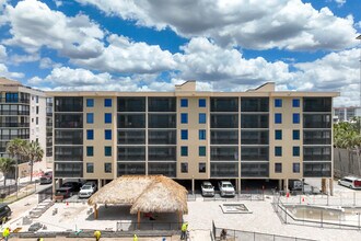 9301 Guld Shore Drive in Naples, FL - Foto de edificio - Building Photo