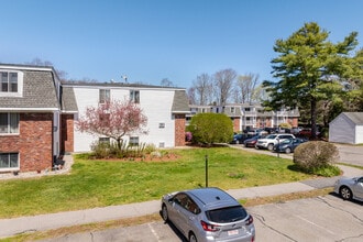 Fox Run Condominiums in Foxboro, MA - Building Photo - Building Photo