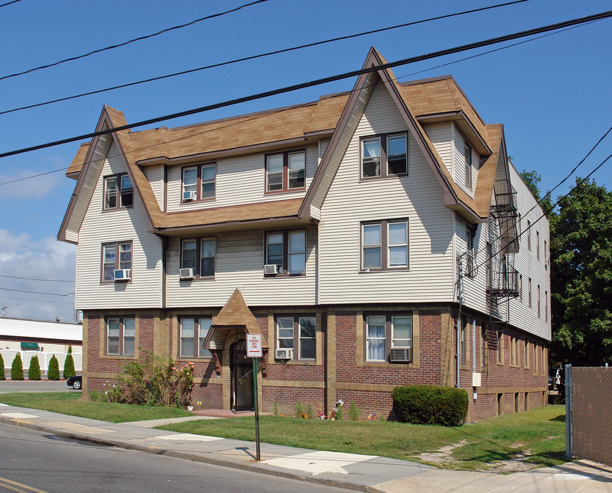 35 Railroad Ave in Patchogue, NY - Foto de edificio