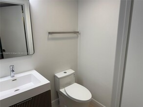 540 Brickell Key Dr, Unit 410 in Miami, FL - Building Photo - Building Photo
