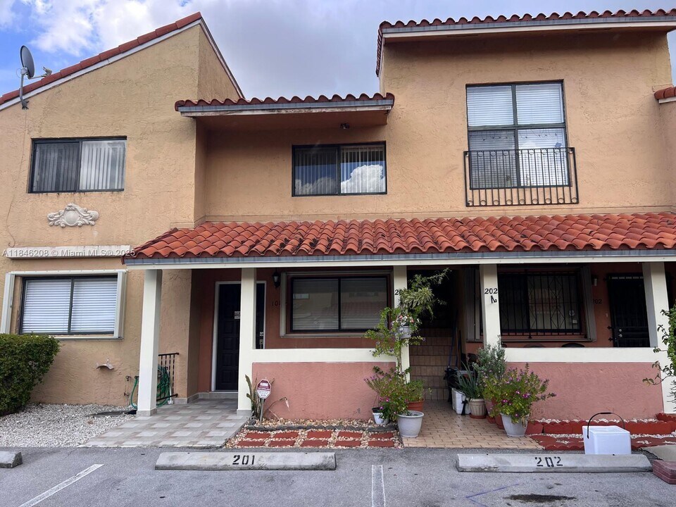 2780 W 61st St in Hialeah, FL - Building Photo