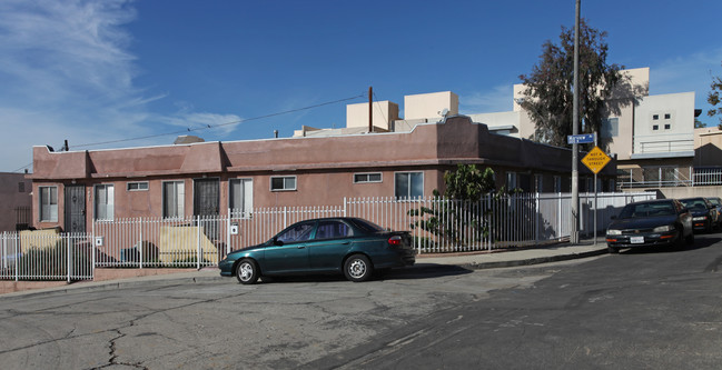 1126 White Knoll Dr in Los Angeles, CA - Foto de edificio - Building Photo