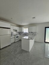2976 NW 48th St in Miami, FL - Building Photo - Building Photo