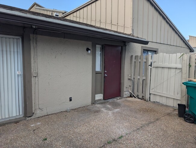 2146 NW 57th Ave, Unit 2B/ 2B with nice Patio in Lauderhill, FL - Building Photo - Building Photo