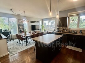 130 Barber Rd in Kelowna, BC - Building Photo
