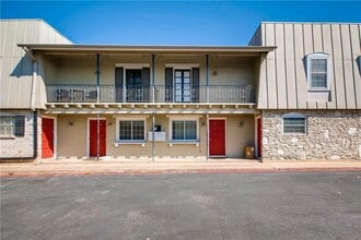 7914 Mullen Dr, Unit 105 in Austin, TX - Foto de edificio - Building Photo