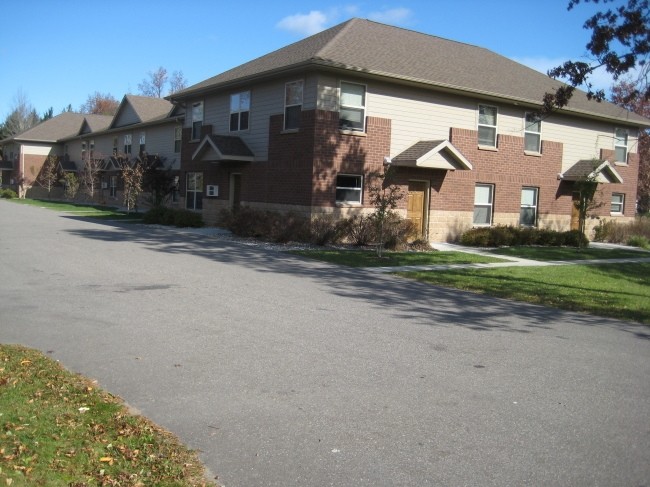 Pointer Place Townhouses in Stevens Point, WI - Foto de edificio - Building Photo