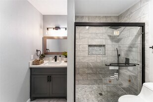 9425 Fondren Rd in Houston, TX - Building Photo